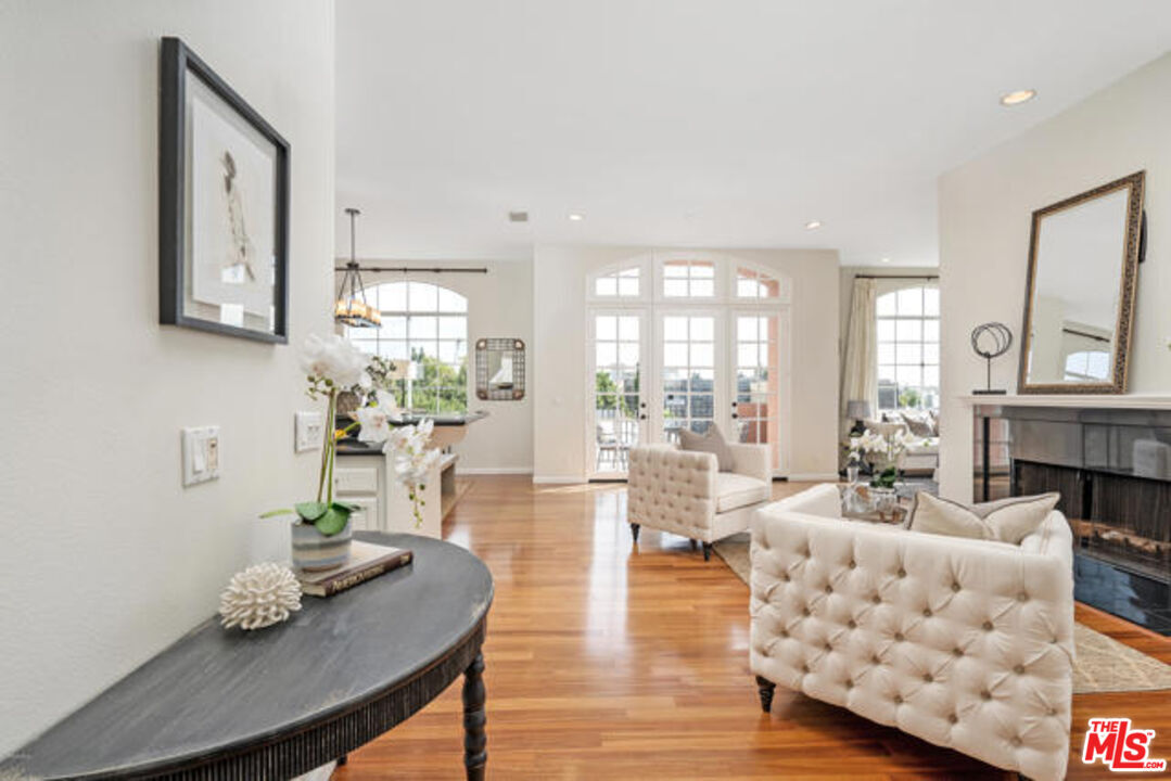 Property Photo:  1522  S Saltair Ave 302  CA 90025 