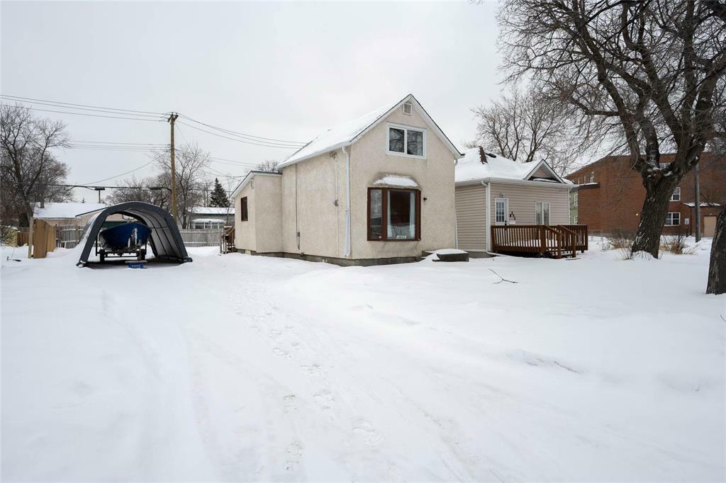 Property Photo:  900 Dugas Street  MB R2J 0Z8 