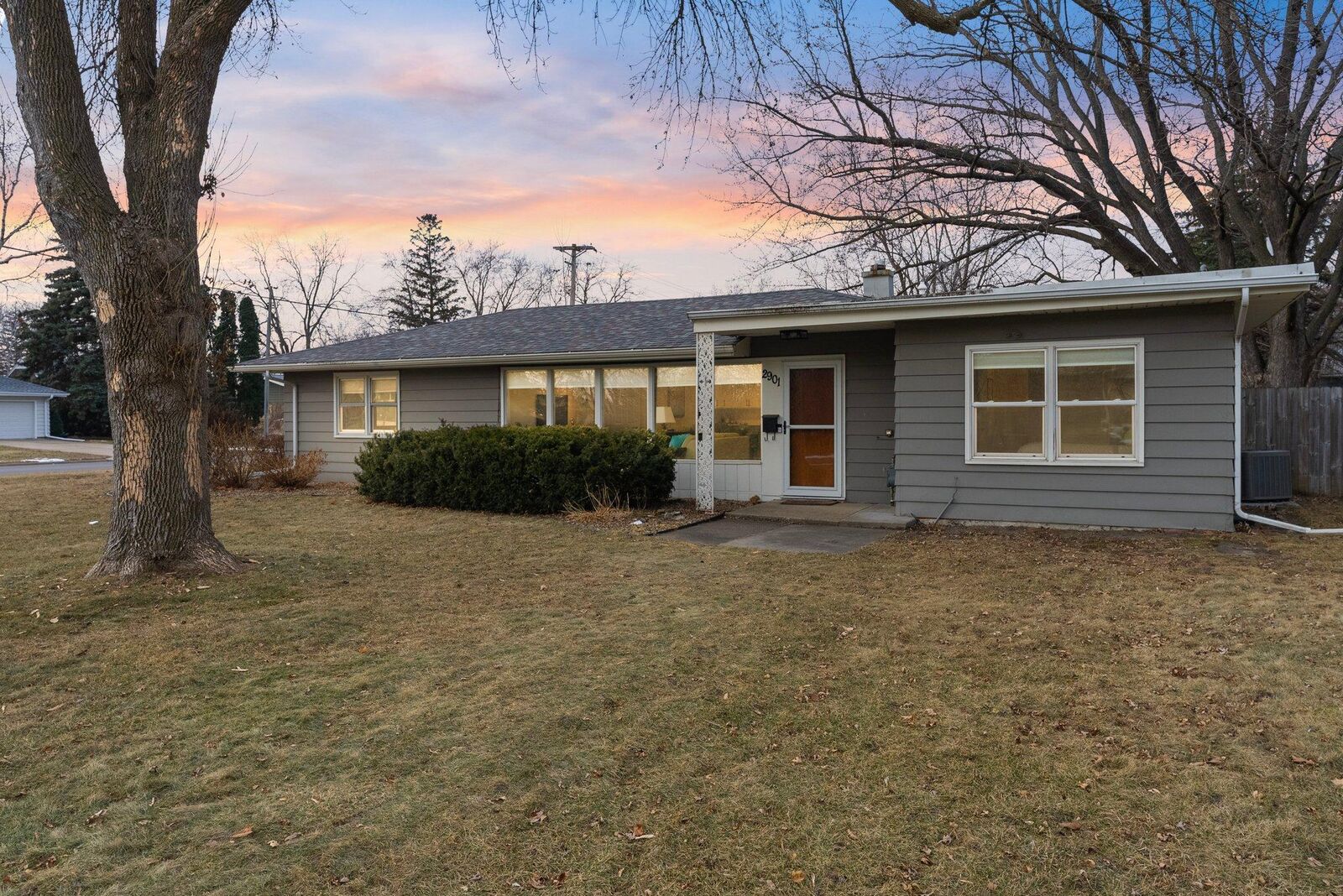 Property Photo:  2901 Major Avenue N  MN 55422 