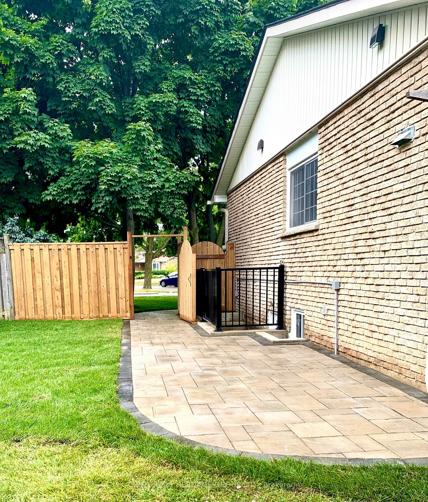 Property Photo:  6089 Starfield Cres Bsmt  ON L5N 1X2 