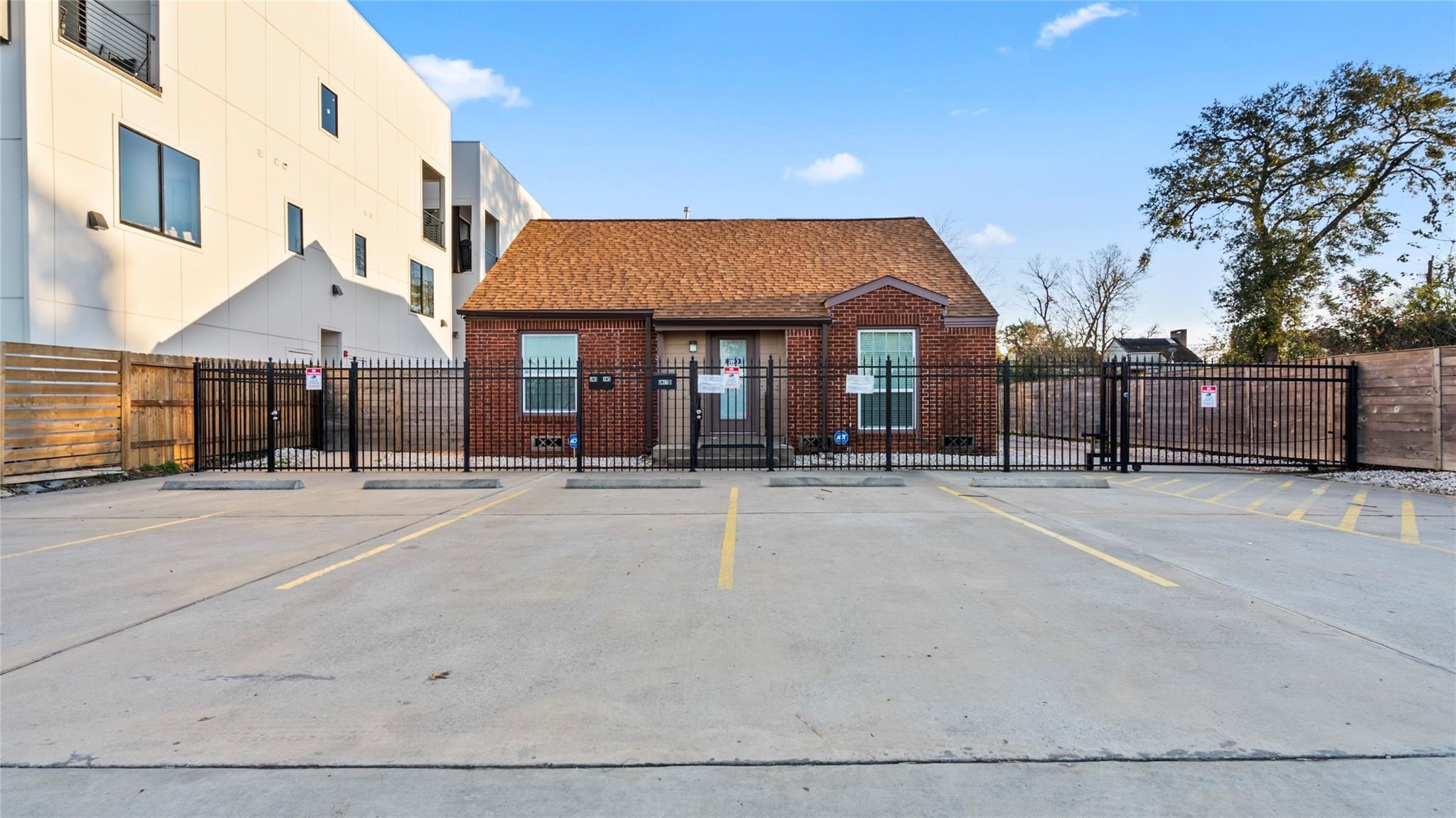 Property Photo: 4928 Old Spanish Trail TX 77021