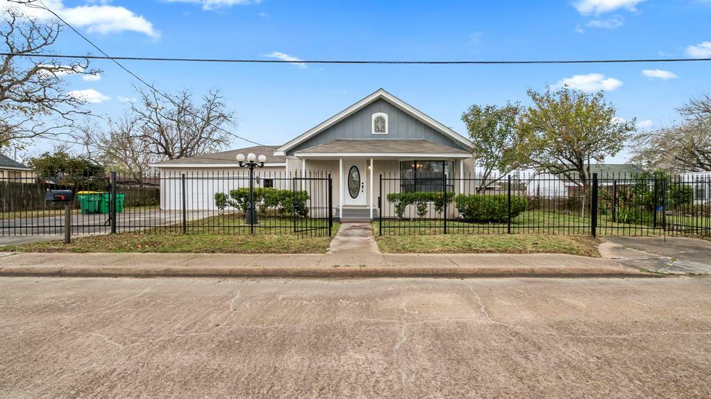 Property Photo:  1401 Elm Street  TX 77520 