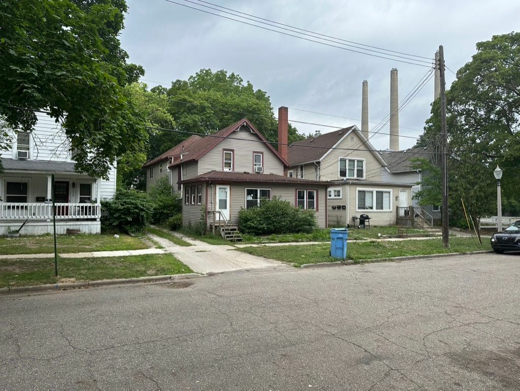 Property Photo:  1606 Coleman Avenue  MI 48910 1400 