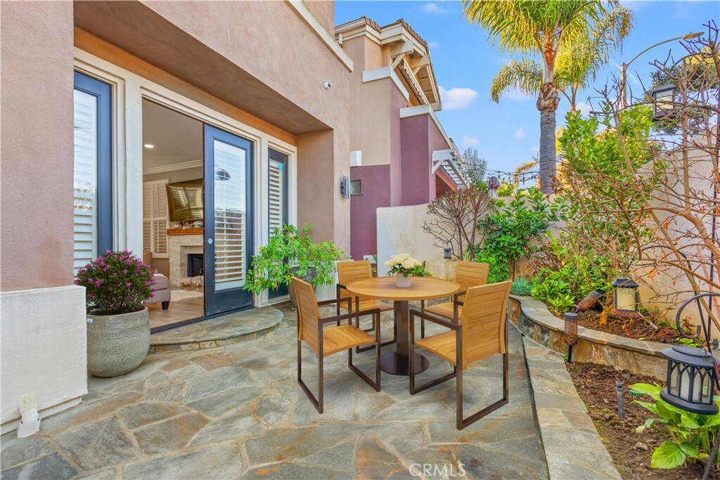 Property Photo:  316 Goldenwest Street  CA 92648 