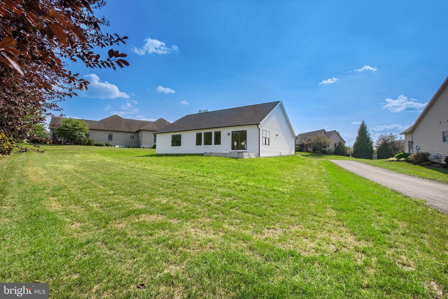 Property Photo:  6215 Oak Leaf Lane N  PA 17222 