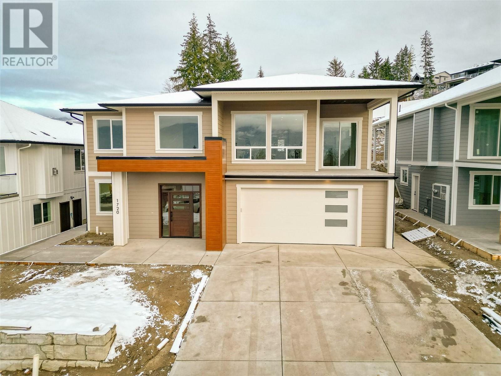 Property Photo:  1720 9 Street Southeast  BC V1E 0G9 