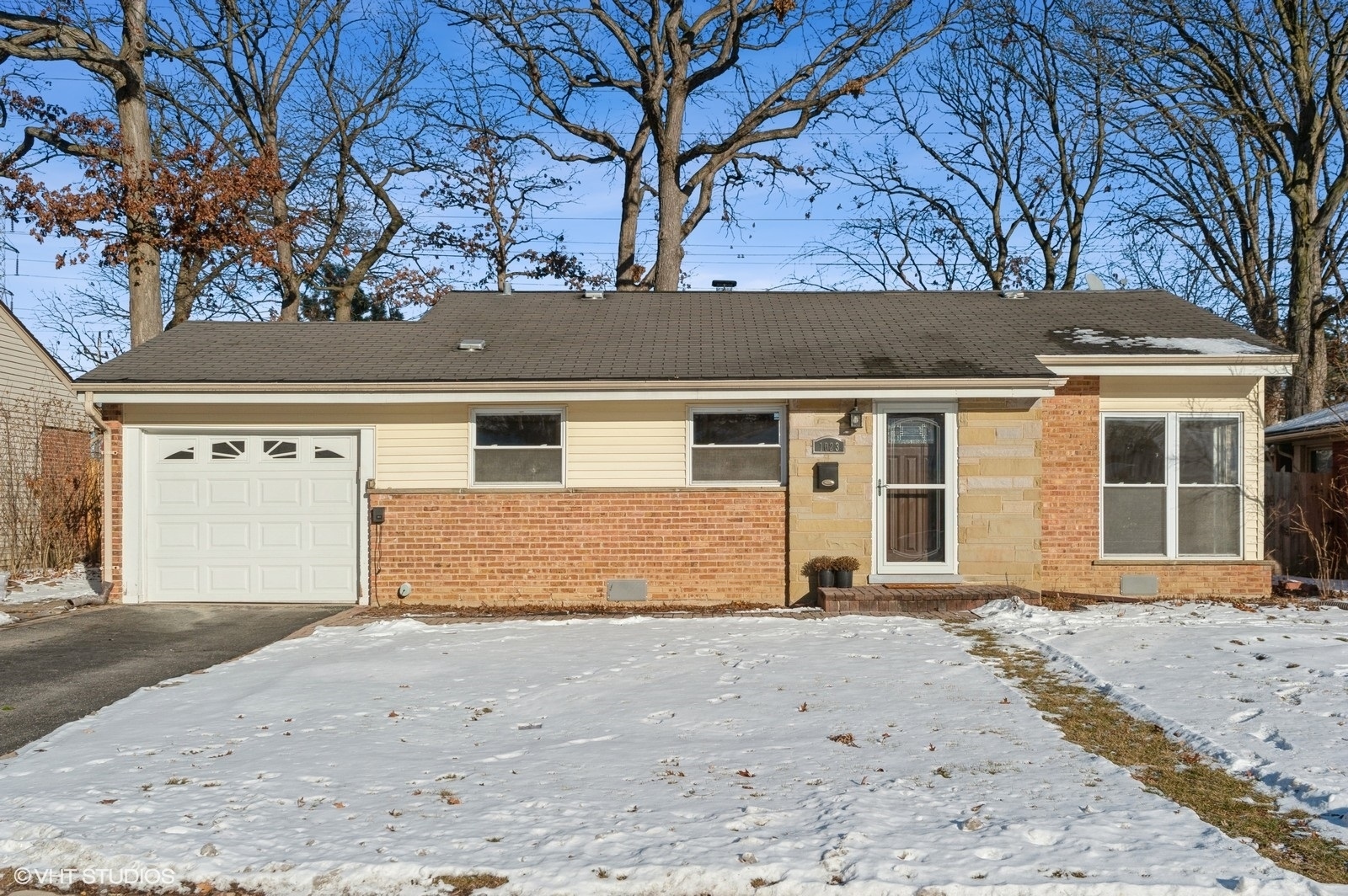 Property Photo:  1023 Longaker Road  IL 60062 