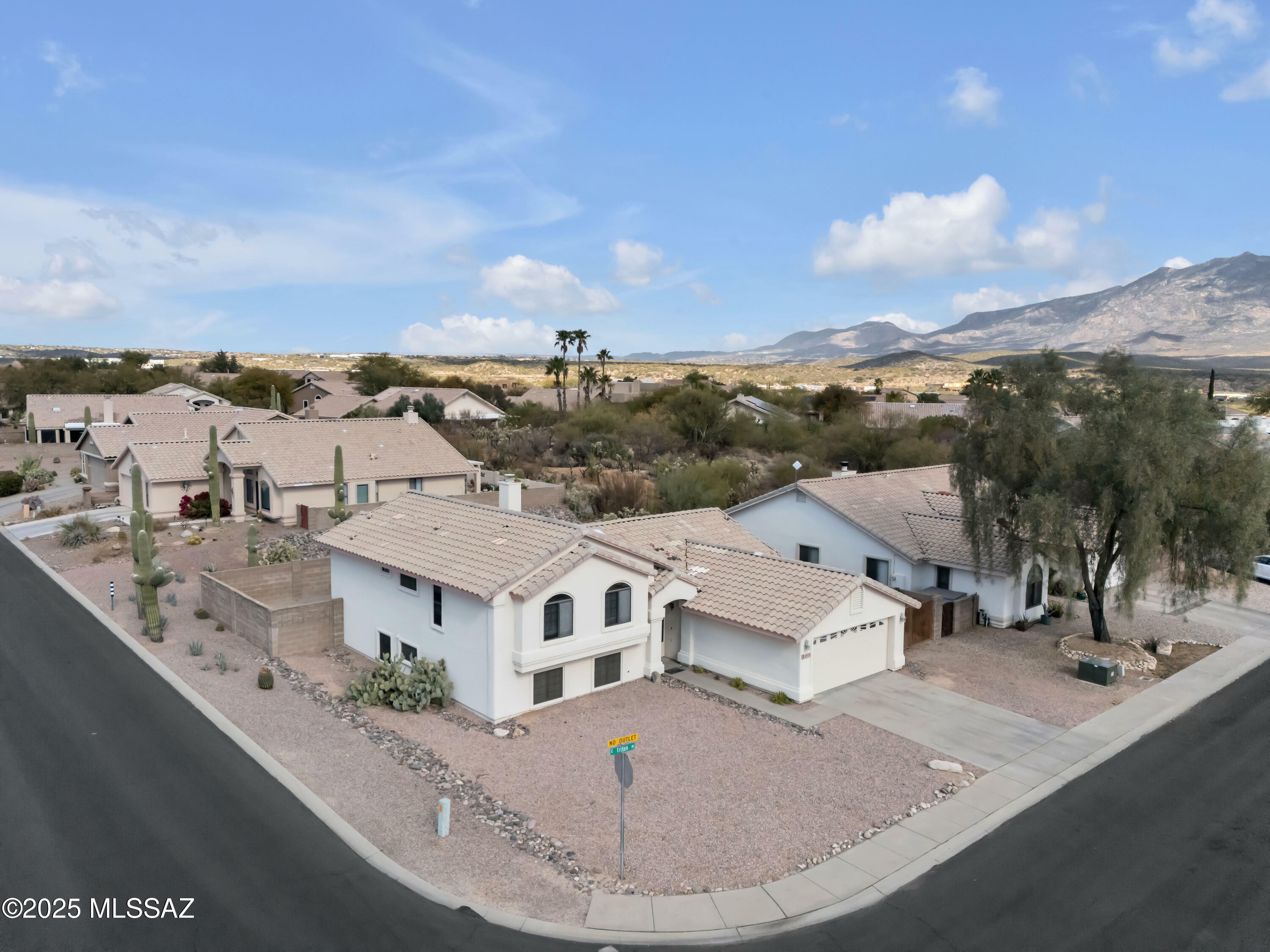 Property Photo: 1511 E Triton Place AZ 85737