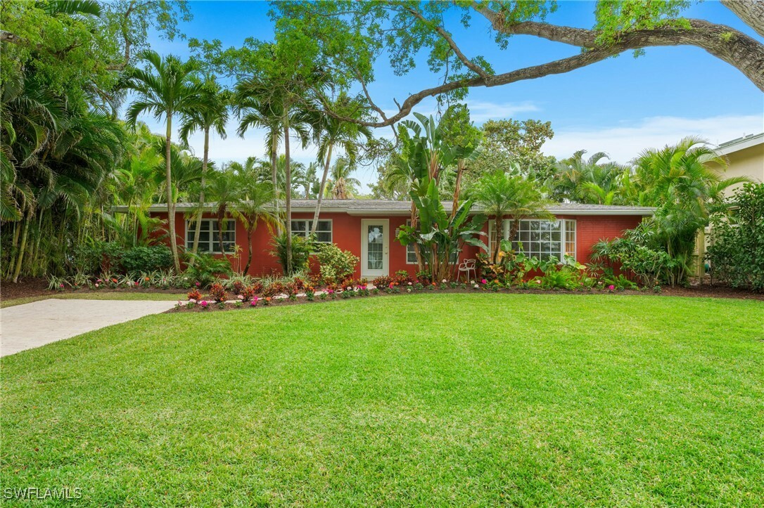 Property Photo: 432 3rd Avenue N FL 34102