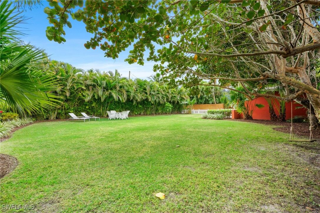 Property Photo: 432 3rd Avenue N FL 34102