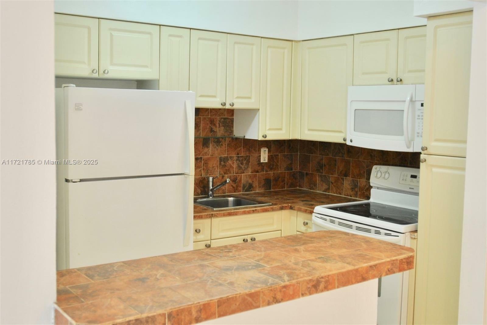 Property Photo:  641 Espanola Way 2  FL 33139 