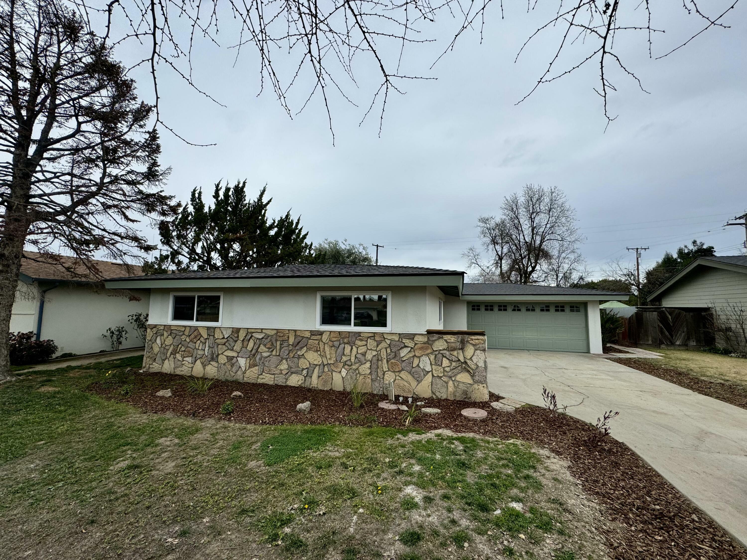 Property Photo:  1138 W Vassar Avenue  CA 93277 