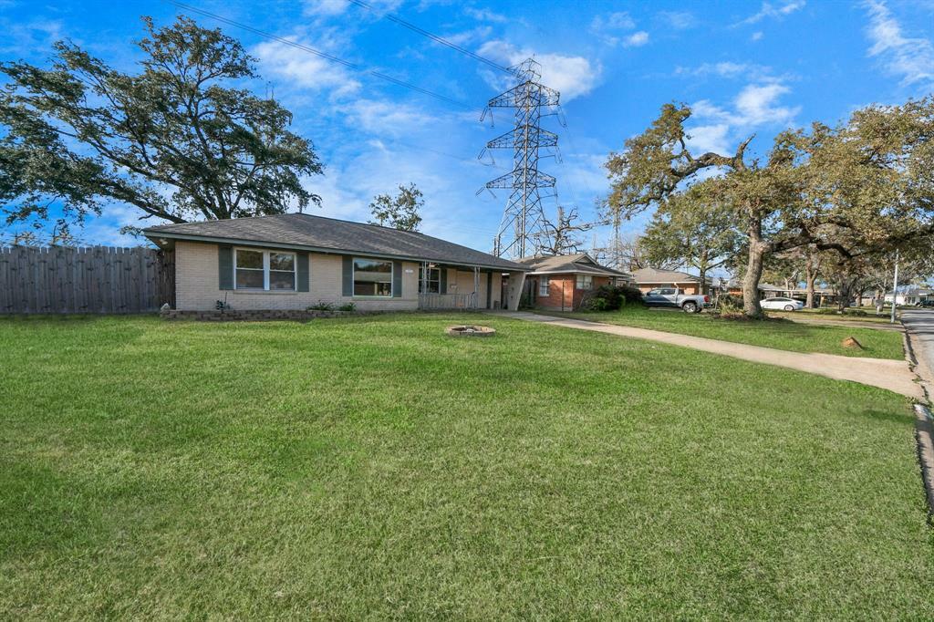 Property Photo:  3011 Guese Road  TX 77018 