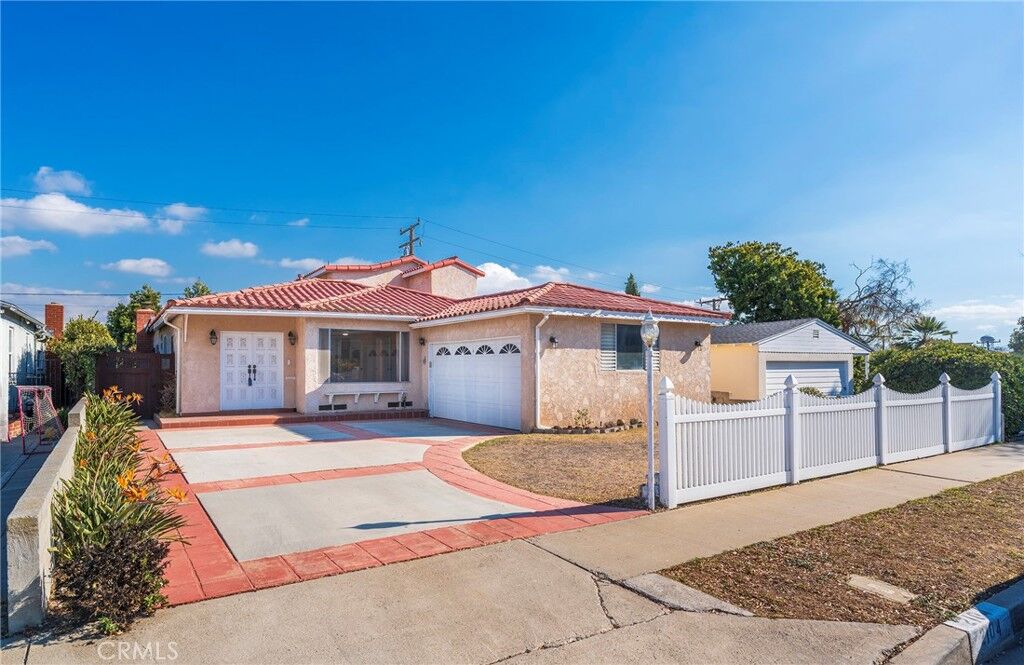 Property Photo: 2104 Chestnut Avenue CA 90266
