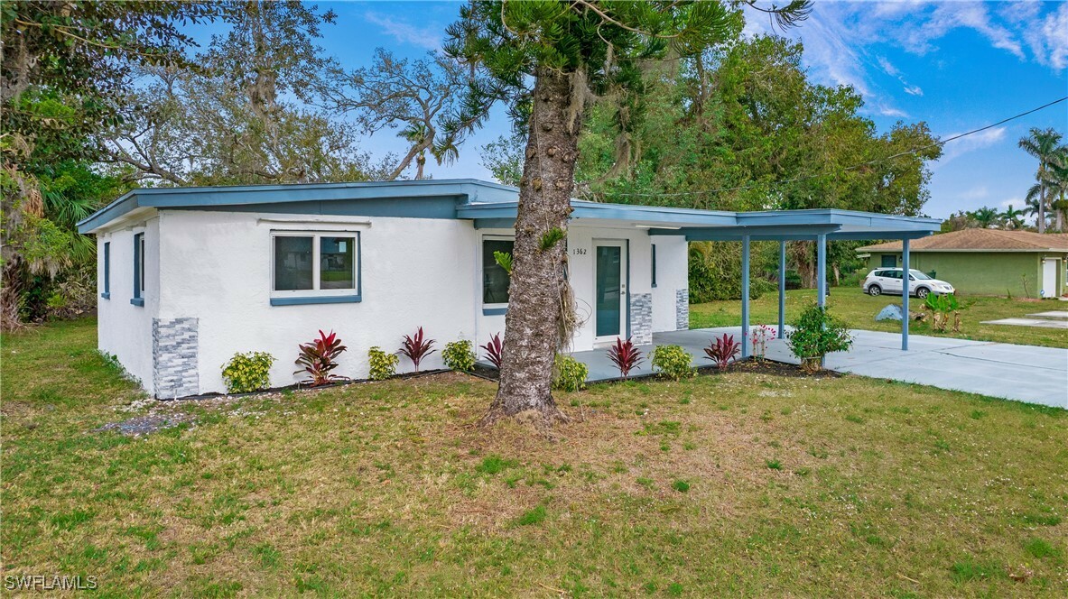 Property Photo:  1362 Brookhill Drive  FL 33916 