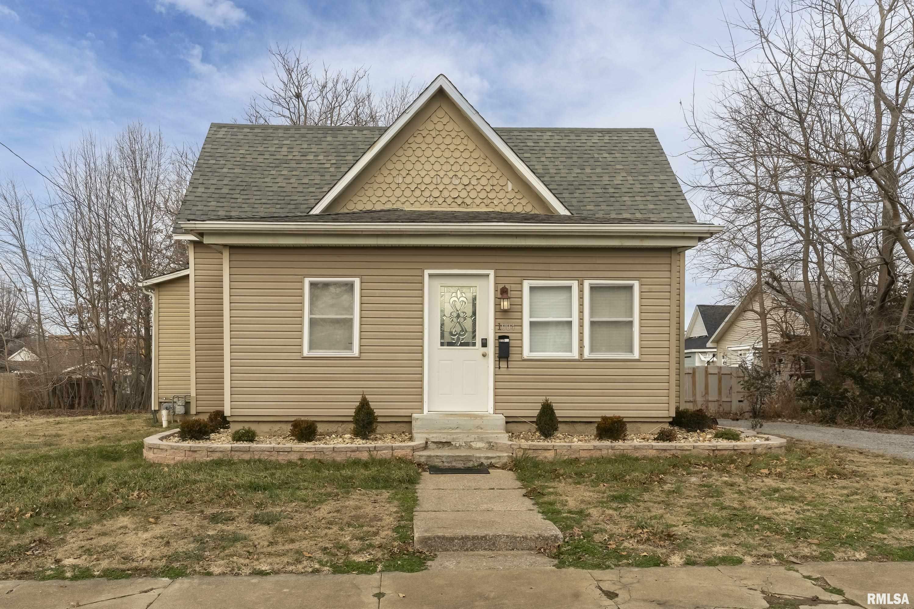 Property Photo:  1004 W Chestnut Street  IL 62959 