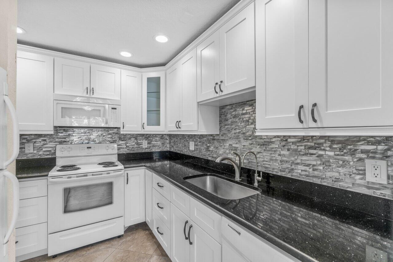 Property Photo:  2820 SW 13th Street 203  FL 33445 
