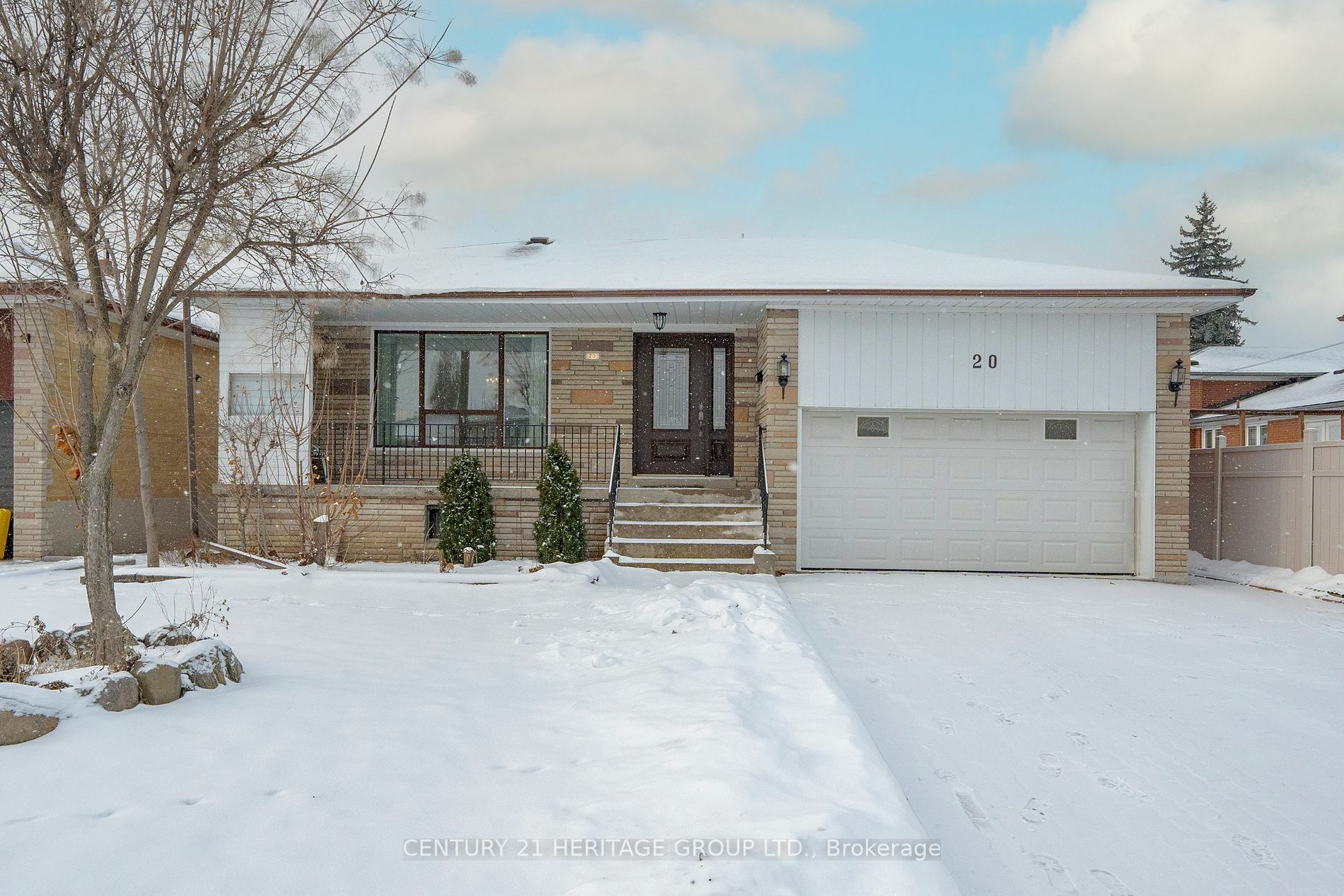 Photo de la propriété:  20 Steven Ave  ON M6B 3L8 