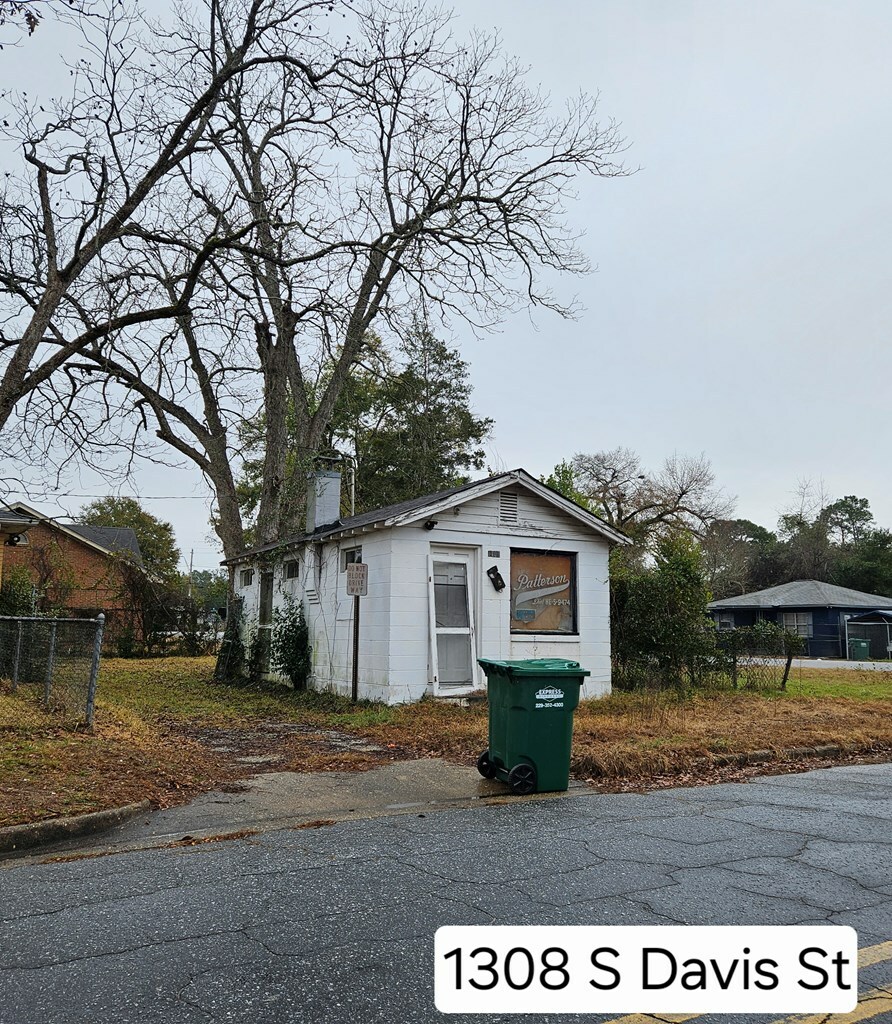 Property Photo: 1604 Whitney Avenue GA 31707