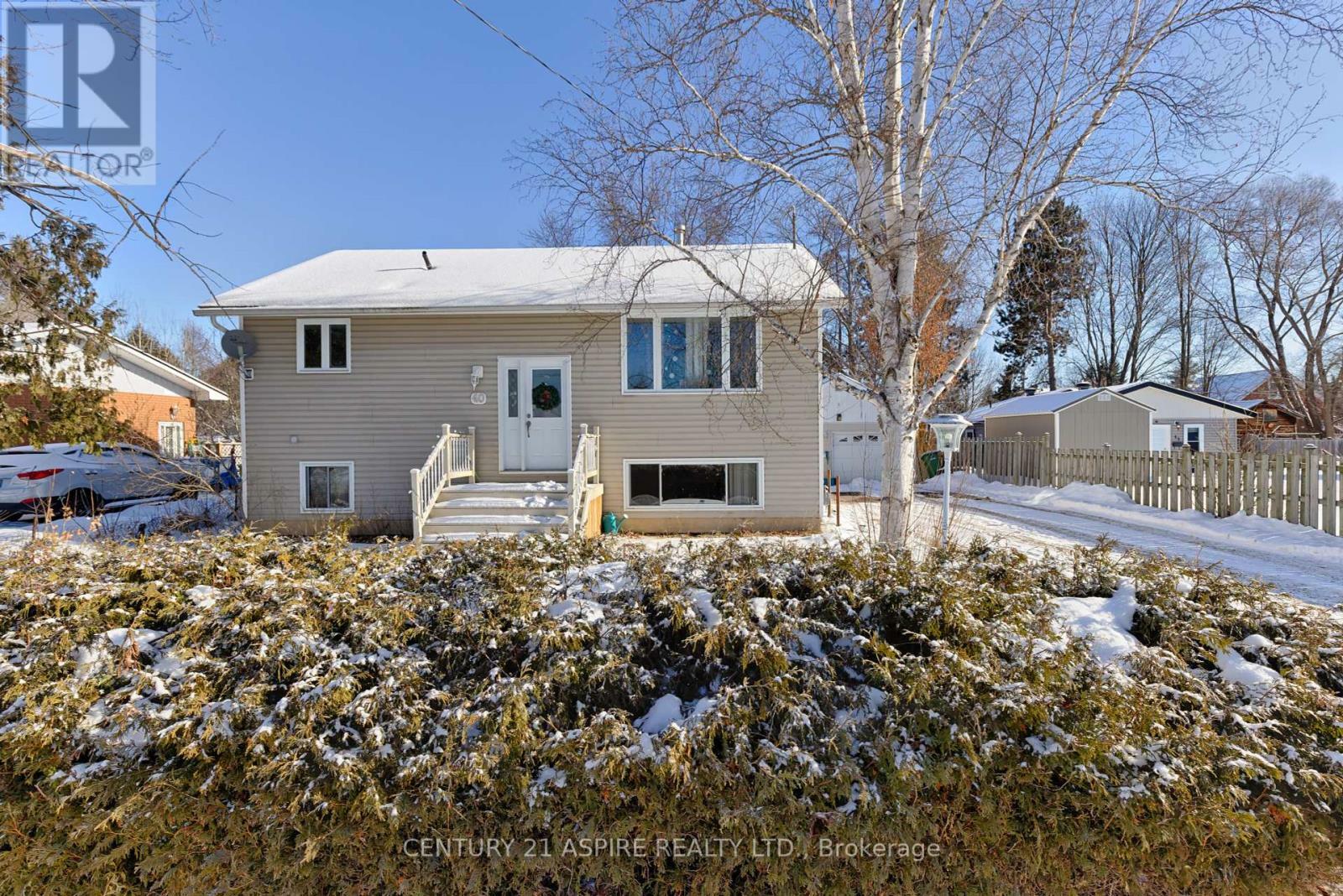 40 Selkirk Street  Petawawa ON K8H 1P2 photo