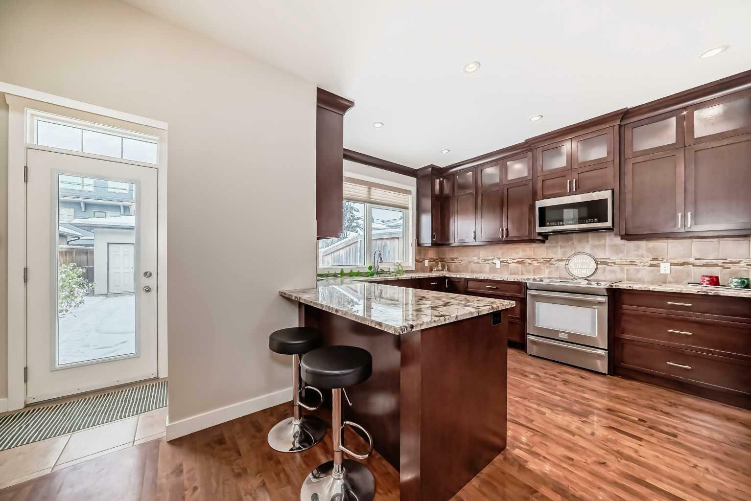 Photo de la propriété:  2416 1 Avenue NW  AB T2N 0B9 