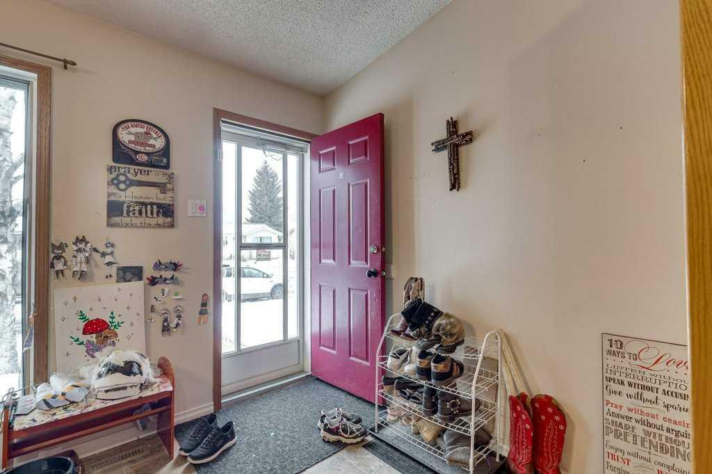 Property Photo:  5305 Poplar Avenue  AB T0M 0J0 