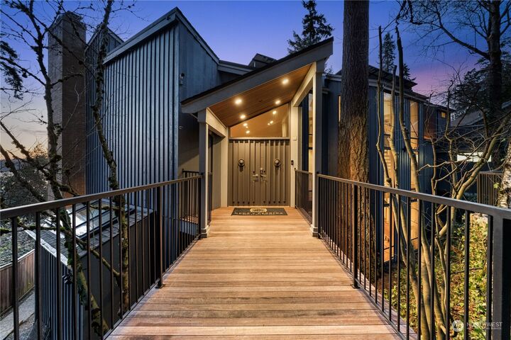 Property Photo:  3809 W Mercer Way  WA 98040 