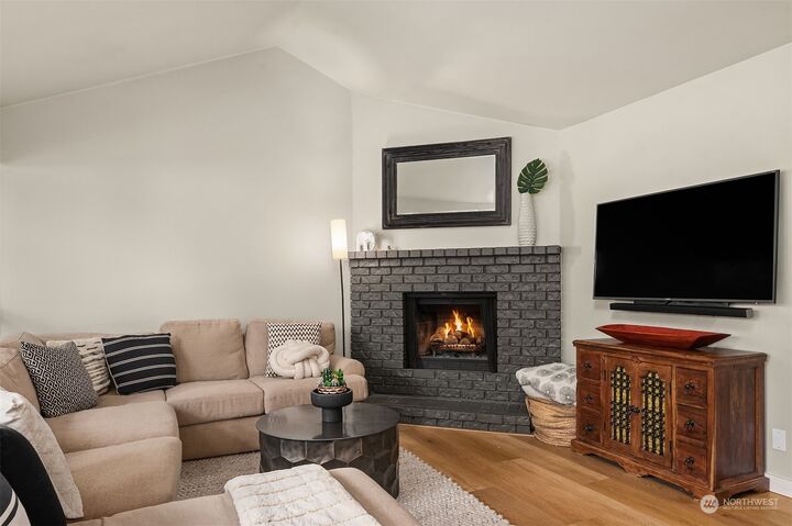 Property Photo:  1600  149th Place SE 3  WA 98007 