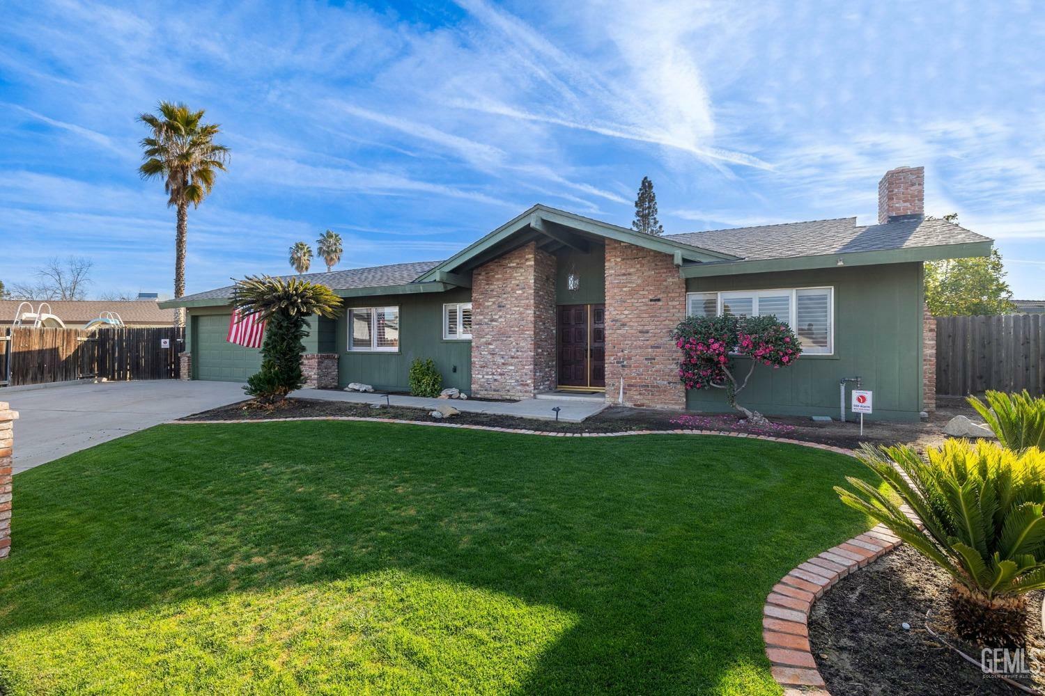 Property Photo:  904 Charter Oaks Court  CA 93309 