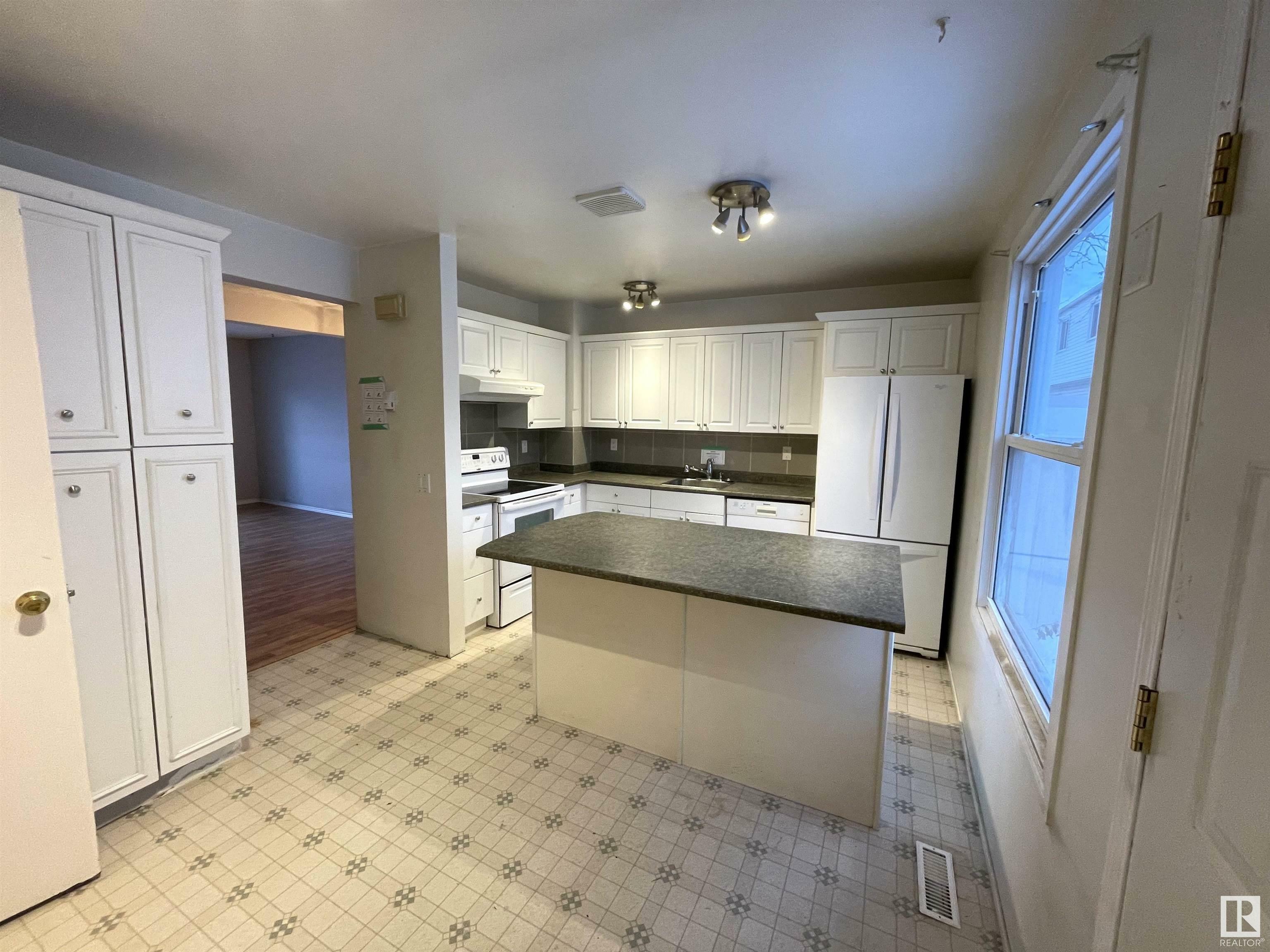 Property Photo:  2024 57 Street NW 8  AB T6L 2Z3 