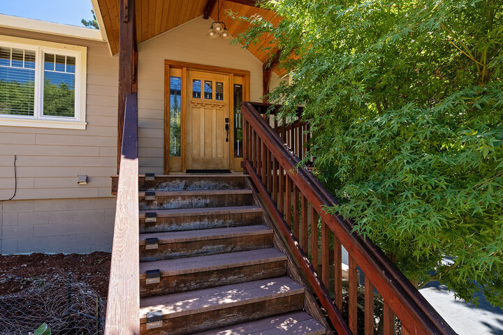 Property Photo:  1594 Angelcrest Drive  OR 97504 
