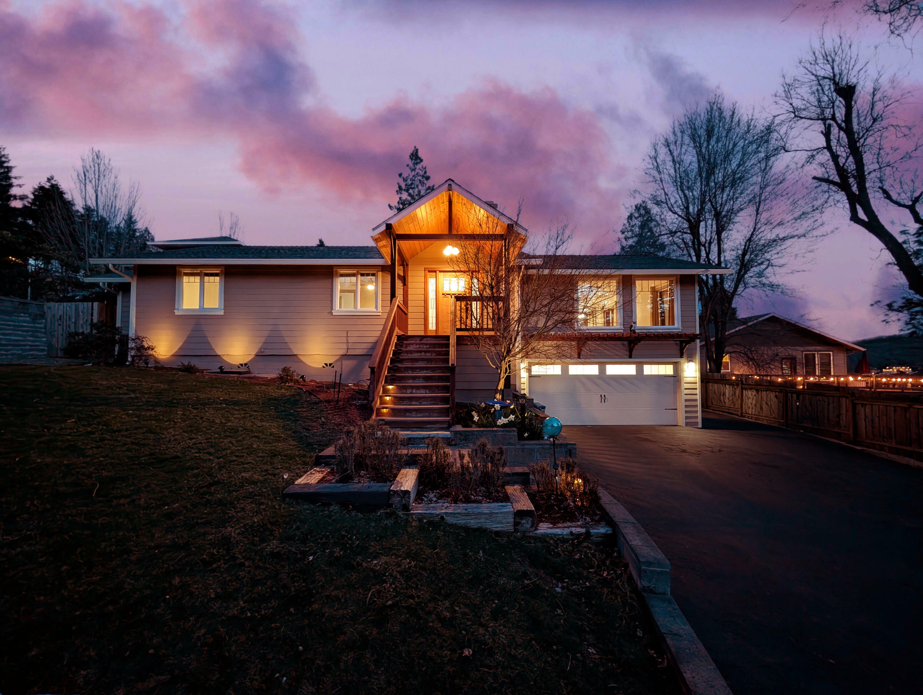 Property Photo: 1594 Angelcrest Drive OR 97504