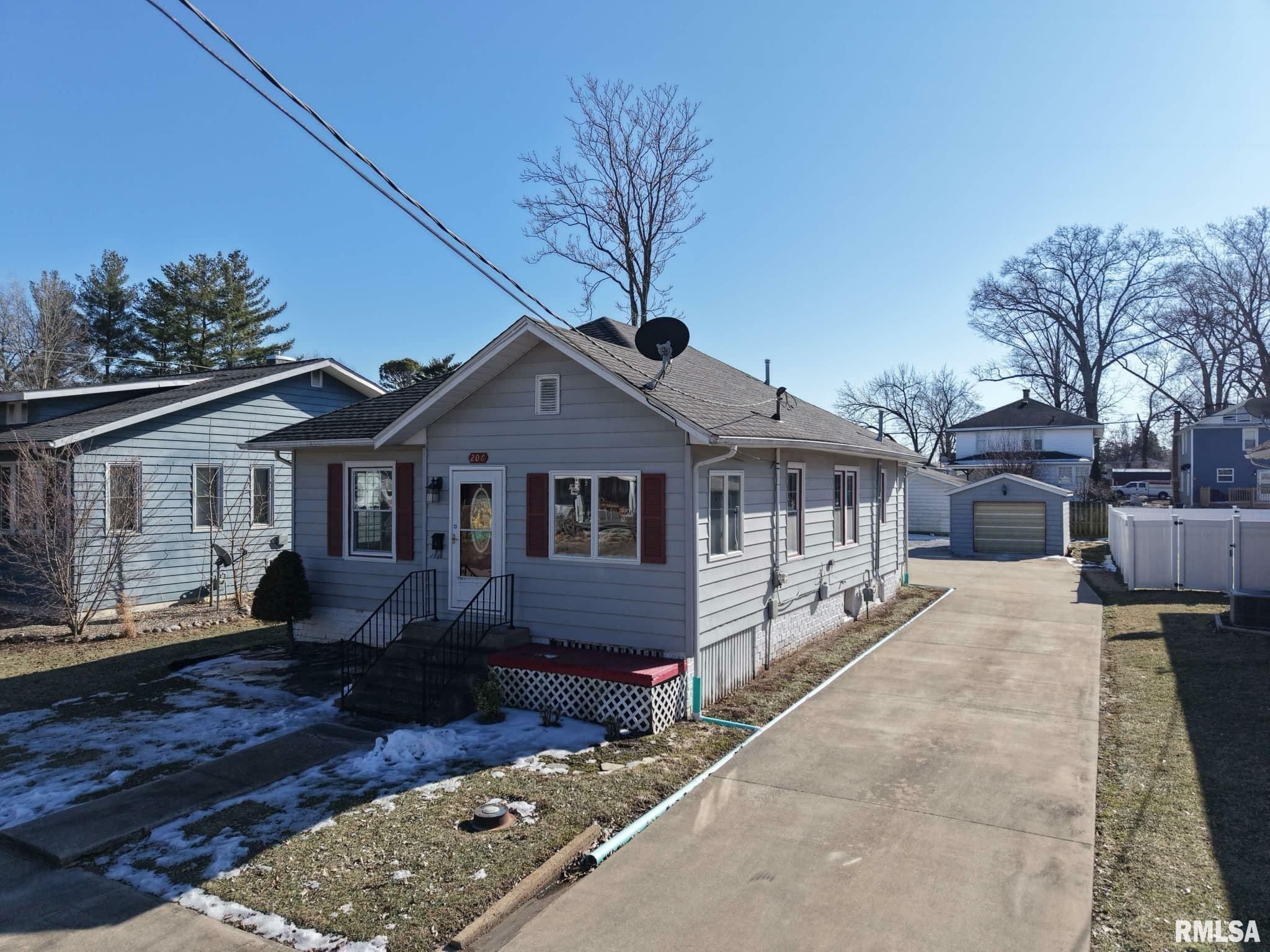 Property Photo:  206 W 6th Street  IL 62812 