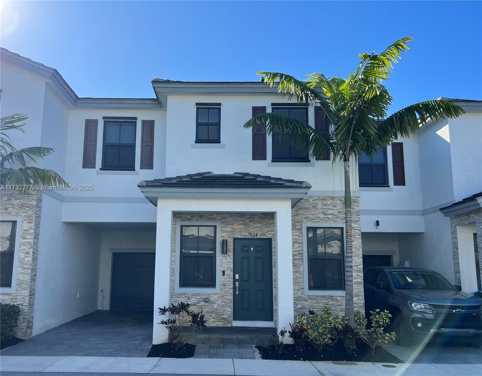 Property Photo:  1924 SW 5th Blvd  FL 33312 