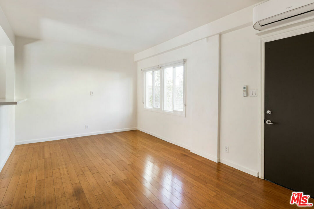 Property Photo:  702  N Rampart Blvd 1  CA 90026 