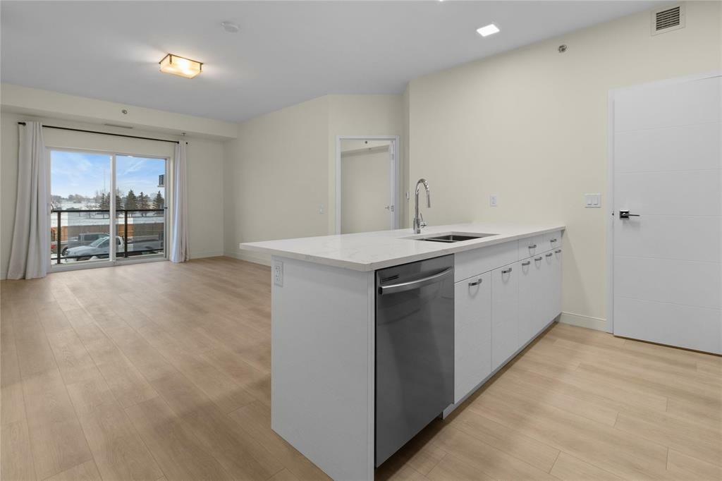 Property Photo: 635 Ballantrae Drive MB R3T 6K4