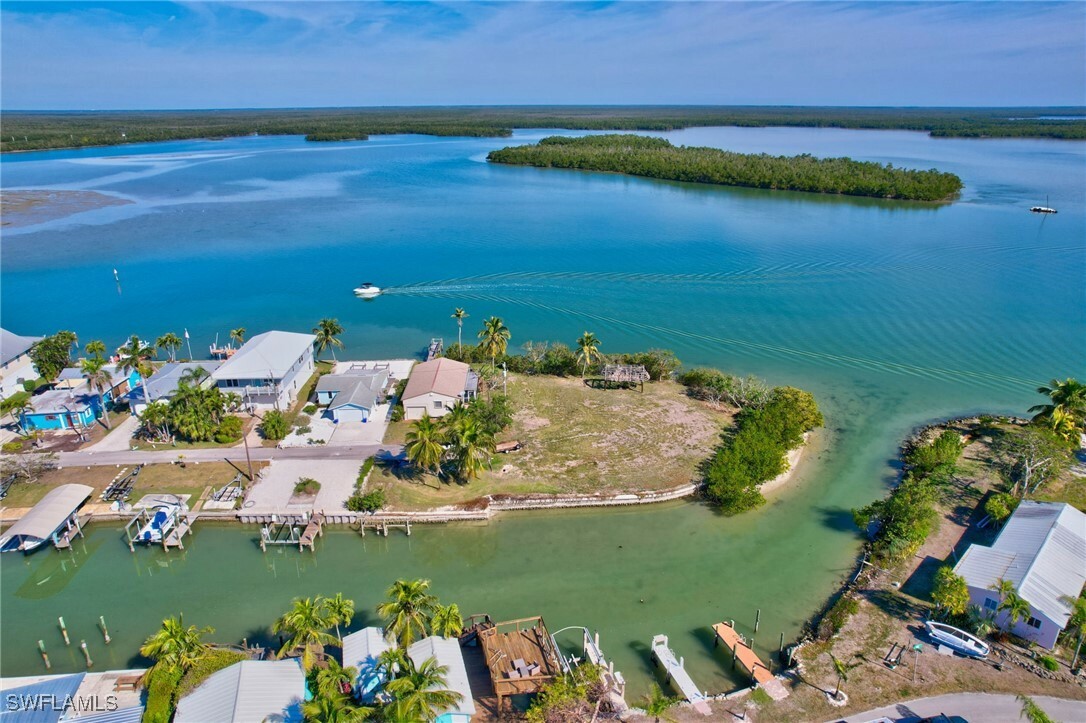 Property Photo:  105 Bayshore Way  FL 34140 