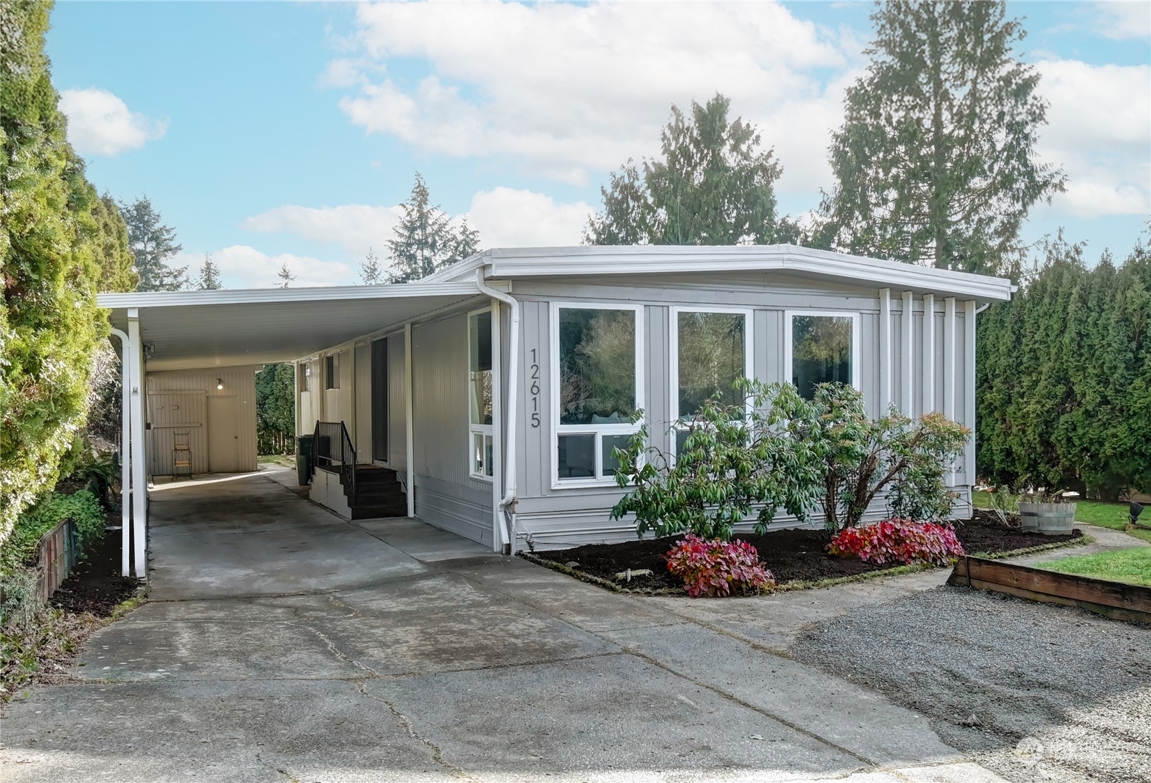 Property Photo: 12615 Hollyhills Drive NE WA 98011