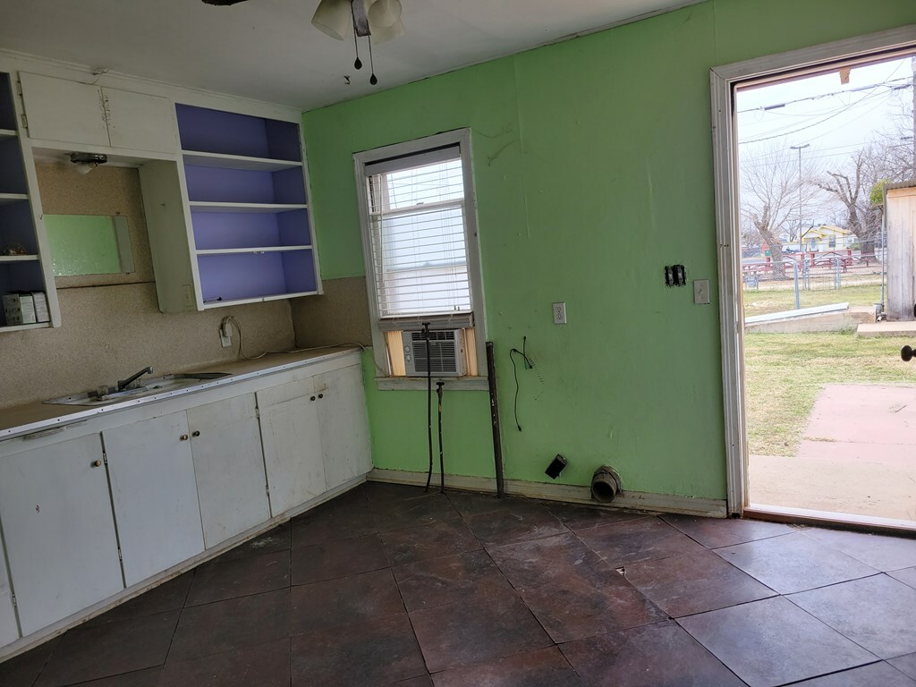 Property Photo:  13 E 18th St  TX 76903 