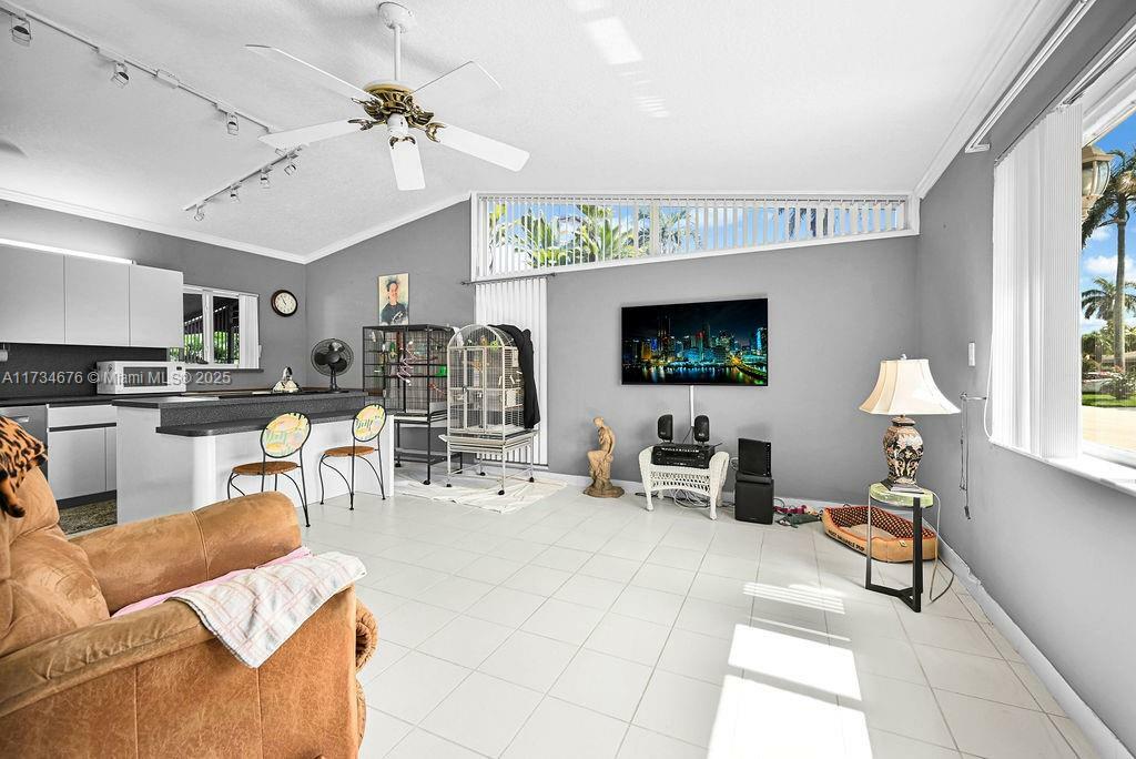 Property Photo:  1502 Shenandoah St  FL 33020 