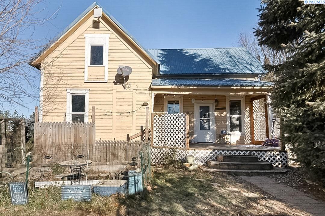 Property Photo:  330 W Mohr St  WA 99161 