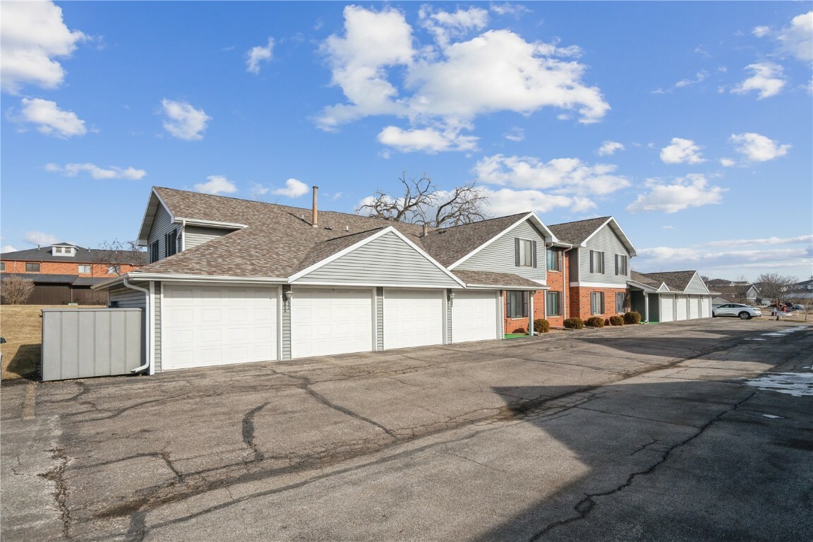 Property Photo:  820 Edward Court SE 136  IA 52403 