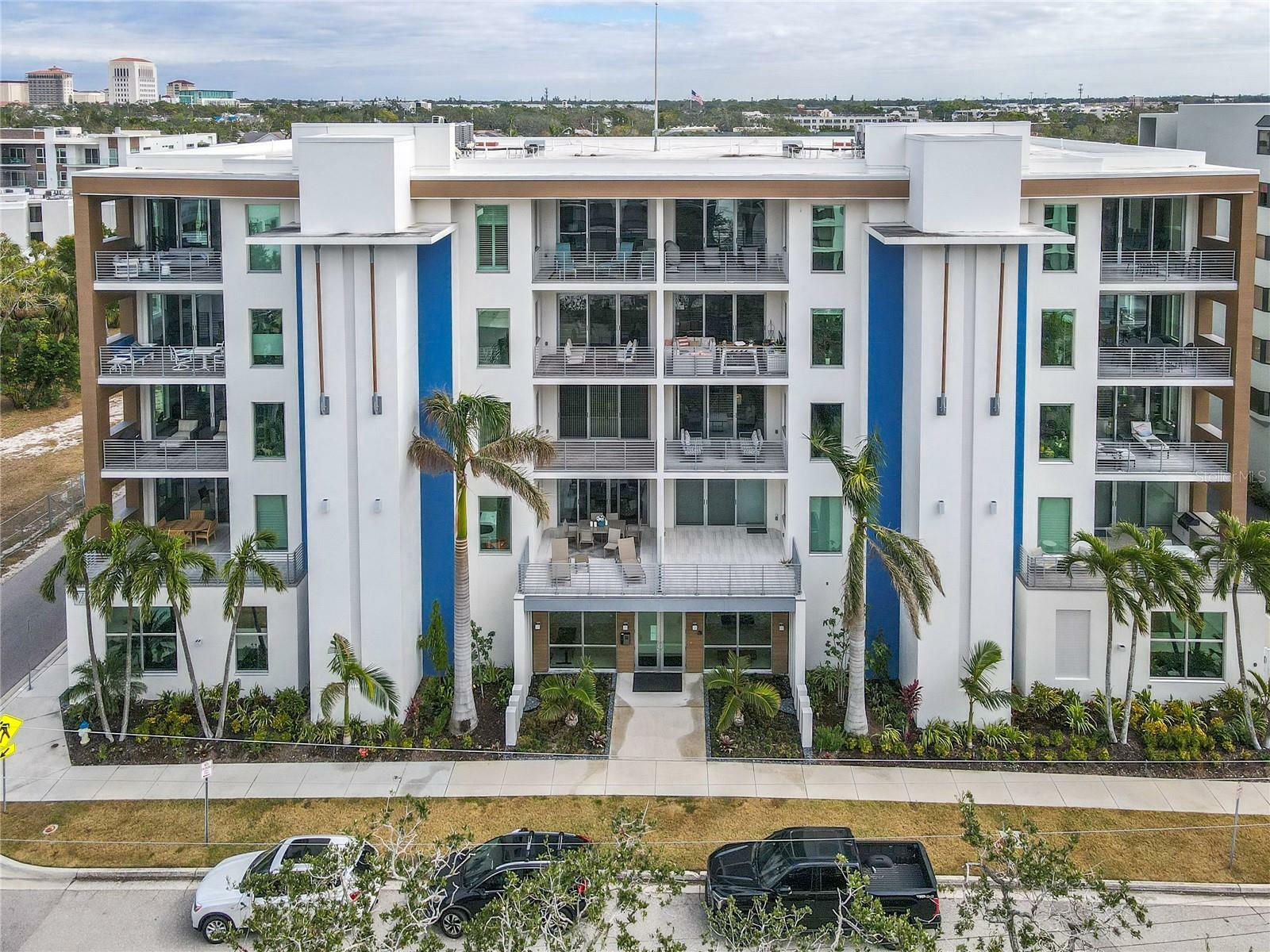 Property Photo:  711 S Palm Avenue 303  FL 34236 