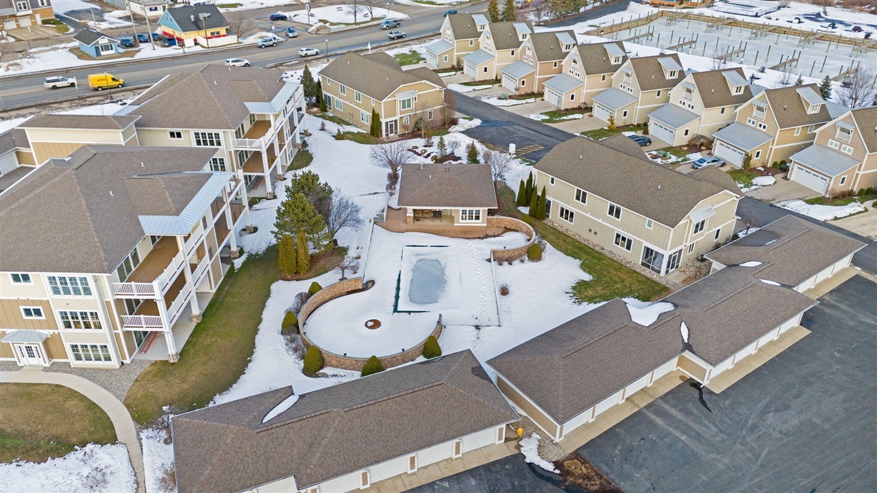 Property Photo: 930 W Savidge Street 1 MI 49456