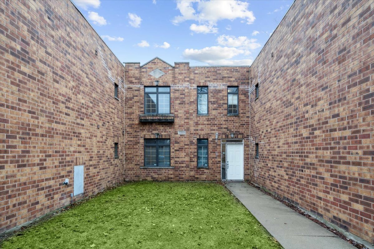 Property Photo:  3539 W Carroll Avenue 2  IL 60624 