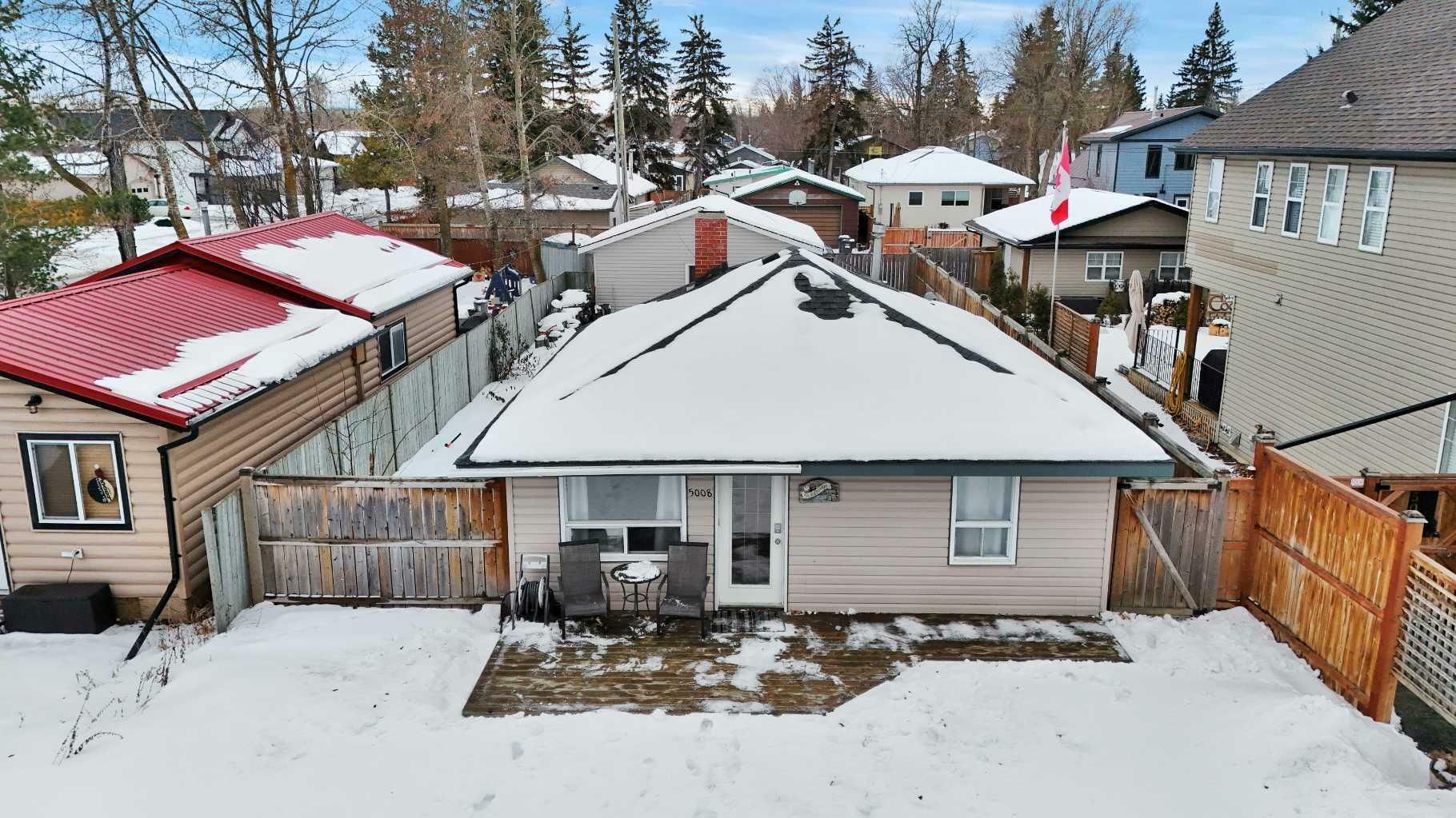 Property Photo:  5008 35 Street  AB T4S 1B3 