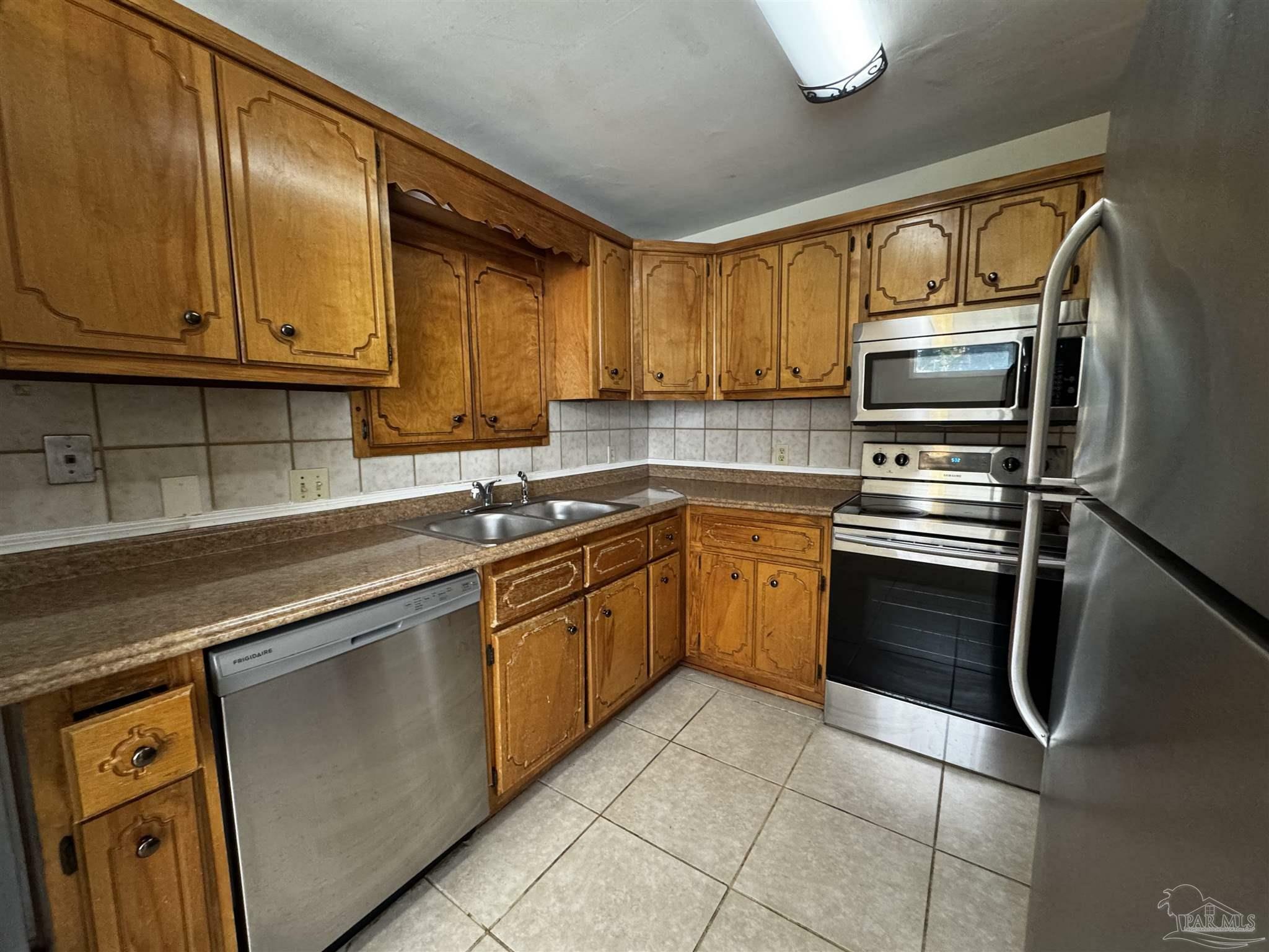 Property Photo: 6518 Robin Ave FL 32570