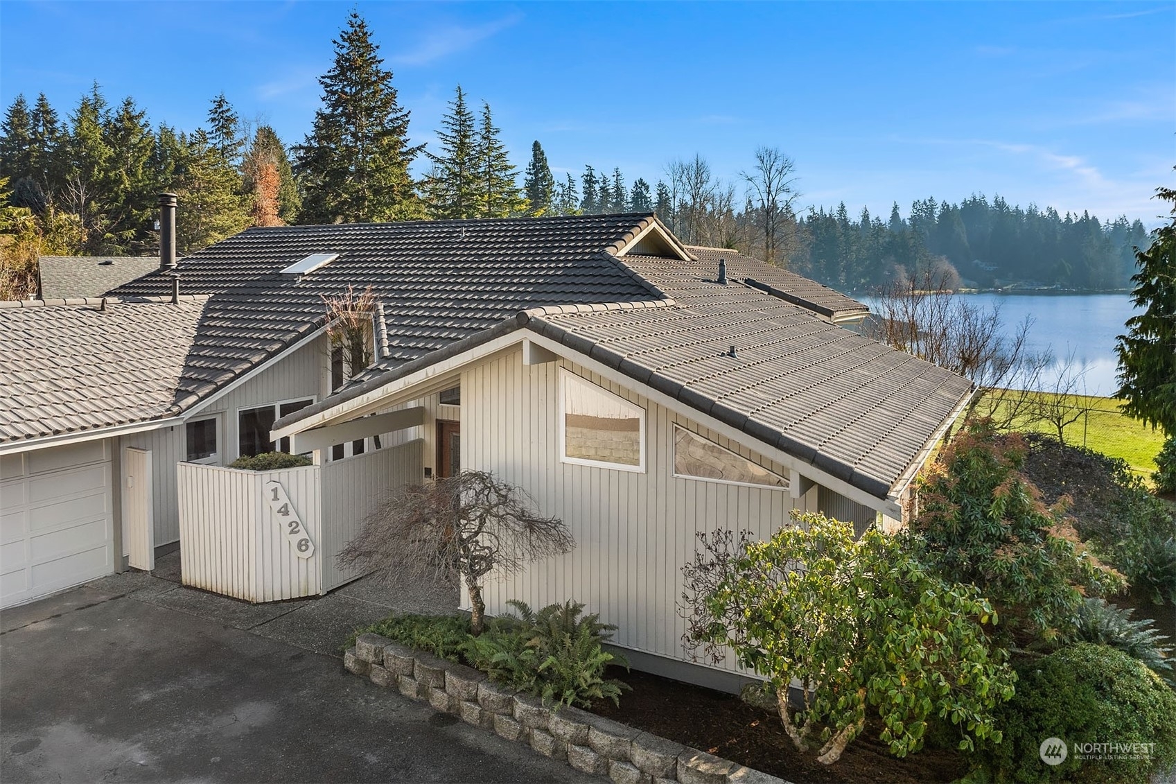 Property Photo:  1426  163rd Place SE  WA 98008 