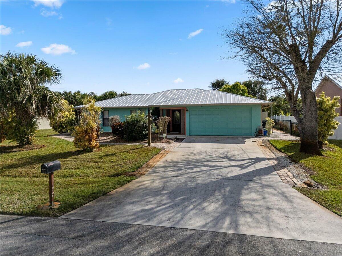 Property Photo: 178 SW Essex Drive FL 34984