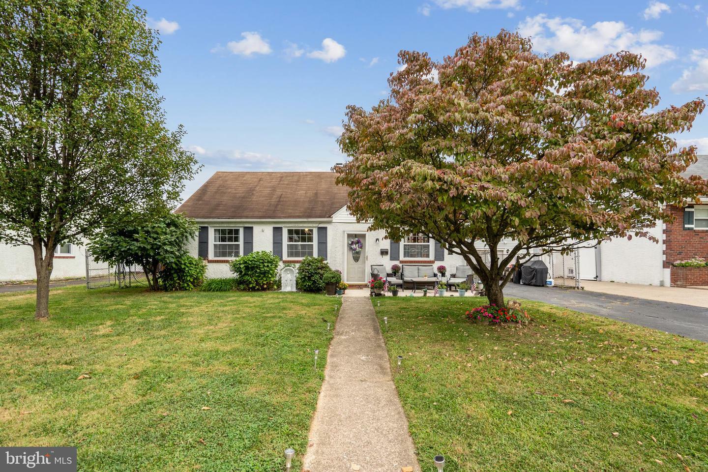 Property Photo:  9805 Woodfern Road  PA 19115 